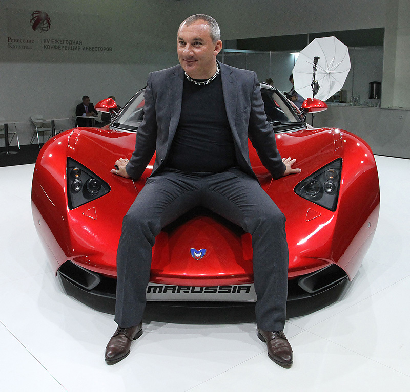Николай Фоменко на фоне Marussia B1