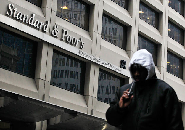 В погоне за клиентами S&P и два других ведущих рейтинговых агентства – Moody's и Fitch Ratings помогли надуть на рынке недвижимости и ипотеки пузырь, который лопнул и спровоцировал «экономическое землетрясение», считают американские сенаторы