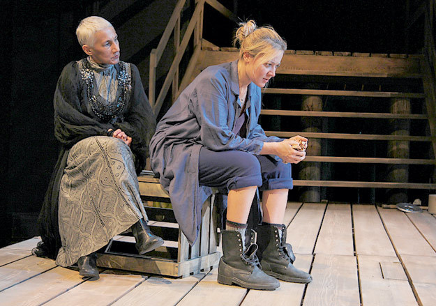 Юлия Чебакова (справа) и Роза Хайруллина сыграли роли, за каждой из которых в буквальном смысле стоит смерть