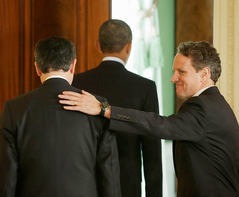 Уходящий глава Минфина Тимоти Гайтнер (справа) и Джейкоб Лью.