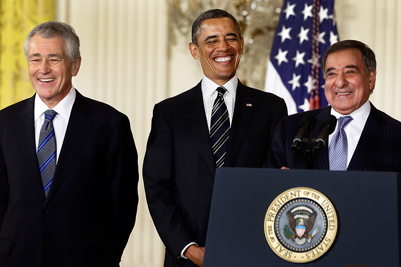 В начале года президент представил кандидата на пост министра обороны сенатора-республиканца из Небраски Чака Хэйгела (слева). Справа - действующий министр обороны Леон Панетта.