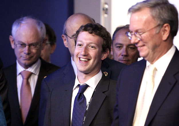 Основатель Facebook Марк Цукерберг (на фото слева) и председатель совета директоров Google Эрик Шмидт теперь отчасти конкуренты