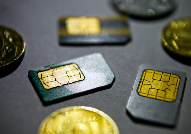 Меняя оператора, поменять придется и sim-карту. Но номер можно будет оставить прежний