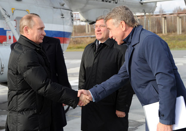 Владимир Путин (слева) дает еще одну льготу «Новатэку» Леонида Михельсона (справа).