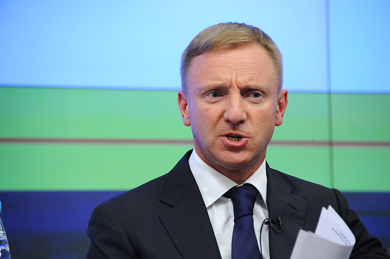 Дмитрий Ливанов, министр образования и науки

"Логика как бы "око за око", но логика неправильная, так как могут пострадать наши дети, которым не нашлось усыновителей в России", — написал министр в понедельник, 17 декабря, в своем Twitter, став первым, кто раскритиковал законопроект. На него в первую очередь обрушились сторонники закона. В частности, лидер эсеров Сергей Миронов распространил заявление о том, что "больший вред нынешним детям и будущим поколениям наносит такая деятельность министра образования [подразумеваются новые образовательные стандарты]". Первый зампред комитета Госдумы по вопросам семьи, женщин и детей, единоросска Ольга Баталина объявила, что "Ливанов расписался в недееспособности возглавляемого им министерства и признался в собственной профнепригодности" (цитата РИА "Новости").