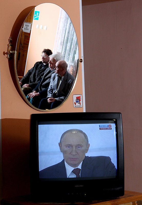 Телетрансляция послания президента России Владимира Путина Федеральному Собранию РФ в доме ветеранов в Великом Новгороде.