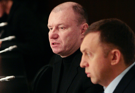 Владимир Потанин (слева) и Олег Дерипаска обсуждают варианты перемирия