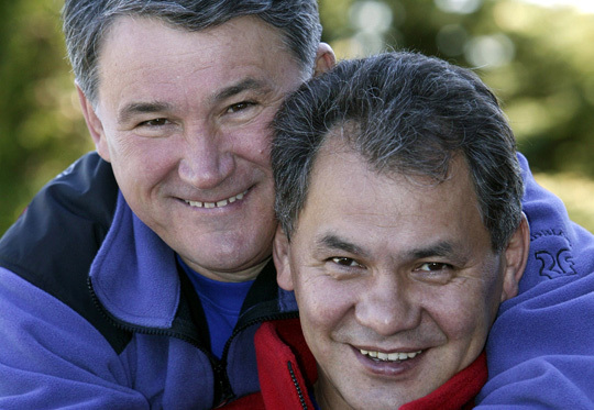 Дружба Юрия Воробьева (слева) и Сергея Шойгу сыграла заметную роль в полититческой карьере нынешнего главы Подмосковья