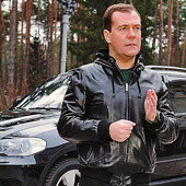 Показав, как он управляет BMW с тонированными стеклами, Медведев обратился к нации