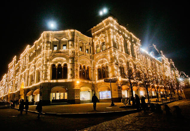 Красная площадь, 3. Верхние торговые ряды, больше известные как ГУМ, занимают 70488 кв. м. Основным арендатором торговой части является Торговый дом «ГУМ» основателя группы Bosco di Ciliegi Михаила Куснировича