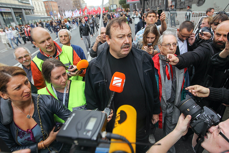 Геннадий Гудков во время шествия