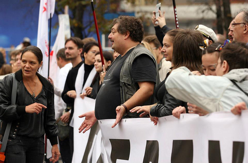 Дмитрий Быков во время шествия