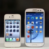 Смартфоны Apple iPhone 4S (слева) и Samsung Galaxy S III