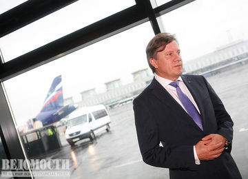 Генеральный директор "Аэрофлота" Виталий Савельев и Sukhoi SuperJet 100 на заднем плане