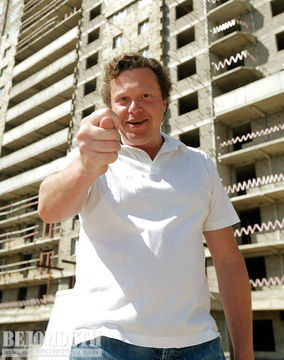 Сергей Полонский во время пресс-конференции обещает дольщикам достроить дом в жилом квартале «Кутузовская миля».
Для завершения строительства северной части "Кутузовской мили" структурам Сергея Полонского (бывшая Mirax Group, ныне компания Nazvanie.net) потребуется $157 млн, для окончания работ на объекте «Форт Кутузов» - $6,7 млн. Об этом сообщил управляющий партнер «Кутузовской мили» Дмитрий Старостин.