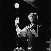 Люсьен Клерг. Жан Кокто протыкает шар с дымом. Ницца, 1959