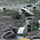 автомобили, смытые цунами в прибрежной зоне восточной части Японии.