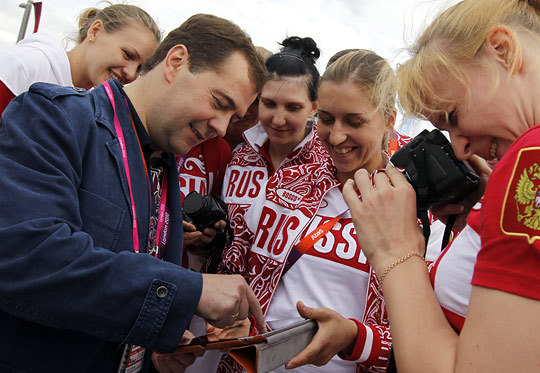 Председатель правительства России Дмитрий Медведев общается со спортсменами во время посещения Олимпийской деревни
