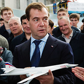 Дмитрий Медведев с моделью стратегического бомбардировщика, которую ему подарили работники "КАПО"