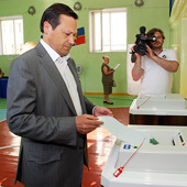 Эдхам Акбулатов во время голосования на одном из избирательных участков города