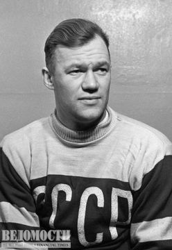 Хоккейная команда ВВС

5 января 1950 г. в окрестностях Свердловска потерпел катастрофу самолет Ли-2 с хоккеистами команды ВВС, которую лично курировал Василий Сталин, сын советского диктатора. Погибли 11 спортсменов, врач и массажист клуба, 6 членов экипажа. Легендарный футболист и хоккеист Всеволод Бобров (на фото) опоздал к вылету и благодаря этому остался жив.
