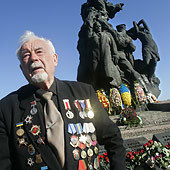 ветеран у памятника жертвам Холокоста в Киеве