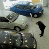 Чтобы не разориться, некоторые дилеры «берут взаймы» у покупателей, неделями не отдавая им уже оплаченные автомобили