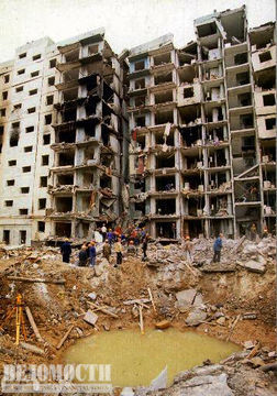 16 сентября 1999 в городе Волгодонск Ростовской области рядом с девятиэтажным жилым домом № 35 по Октябрьскому шоссе сдетонировал грузовик со взрывчаткой. От взрывной волны была разрушена фасадная часть дома. Из завалов было извлечено 18 погибших, 1 человек умер в больнице, 89 человек госпитализированы, повреждено 37 близлежащих домов.Текст: по материалам ru.wikipedia.org