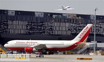 Американский и русский самолеты в аэропорту Вены во время обмена "шпионами".