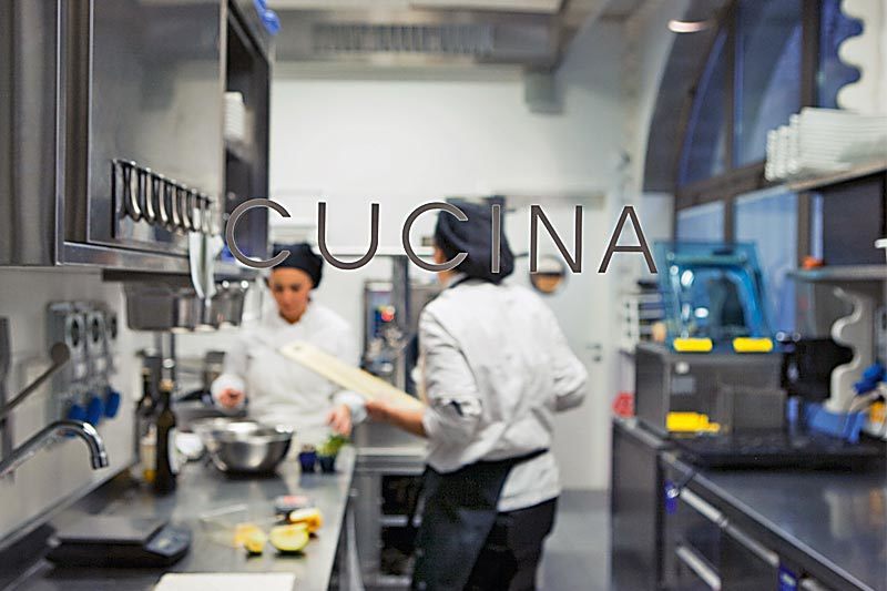 Через стеклянную перегородку, разделяющую обеденный зал и кухню, можно увидеть, как готовятся ваши блюда