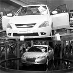 Модель под условным названием Lada C (сверху) будет стоить не дороже $12 000, а GAZ Siber – от $18 000