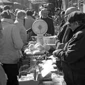 Уличная торговля стала способом защиты от роста цен в продуктовых розничных сетях в Новосибирске