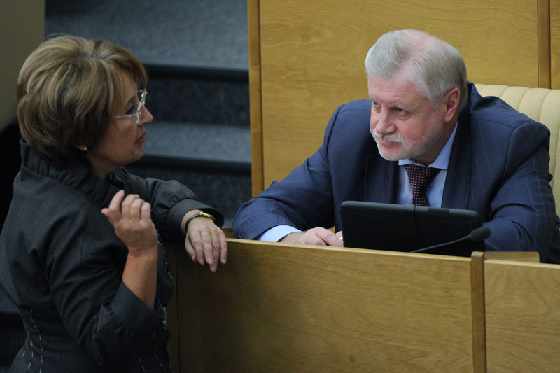 Несмотря на предложение Сергея Миронова, Оксана Дмитриева вряд ли останется в его партии