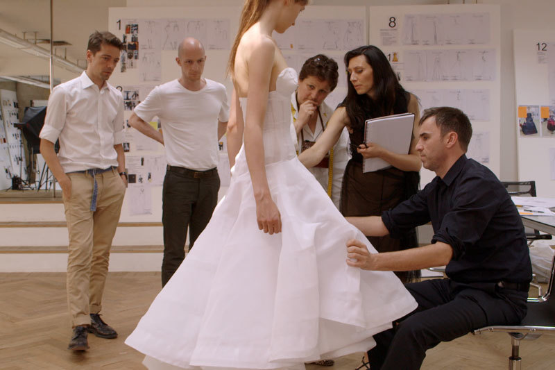 Для Рафа Симонса, впервые работающего над коллекцией от-кутюр, доделывать платье в последний момент – в новинку