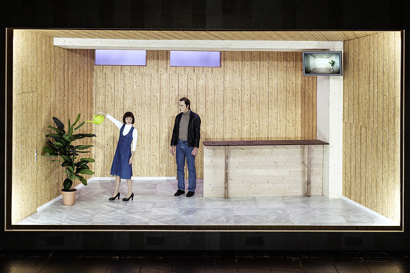 Домашние сцены похожи на картинки из жизни механизмов