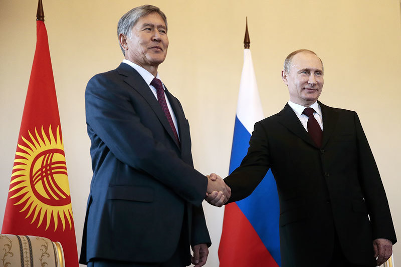 Президент России Владимир Путин (справа) и президент Киргизии Алмазбек Атамбаев во время встречи в Константиновском дворце в Петербурге