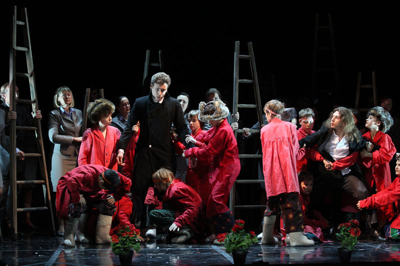 Драматичный эпизод постановки – поимка наркоманов, покупавших запрещенные вещества у лекаря Бомелия