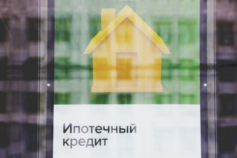 Люди подают заявки на ипотечные кредиты все менее охотно, а квартир по ипотеке продается уже в разы меньше, чем в 2014 г.