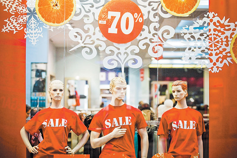 Скидки будут больше, распродажи станут дольше, уверены брокеры: ритейлерам сейчас необходимо поддержать лояльность покупателей