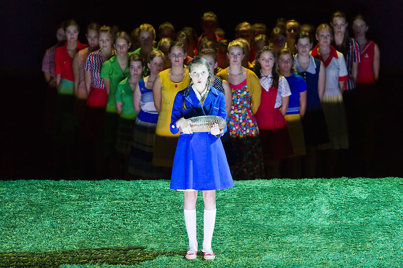 Хор девочек регулярно выпускает из своих рядов протагониста, чтобы было с кем вести диалог