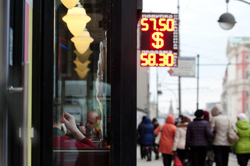 Курс доллара опустился ниже 58 рублей впервые с 5 января