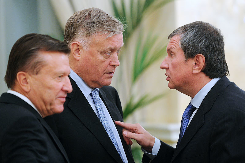 «Газпром» (председатель совета директоров Виктор Зубков – слева), «Роснефть» (президент Игорь Сечин – справа) и РЖД (президент Владимир Якунин – в центре) не отличаются от частных компаний