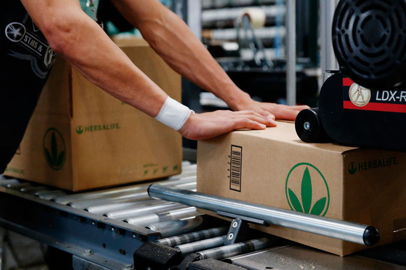 Herbalife, в свою очередь, отрицает обвинения Экмана