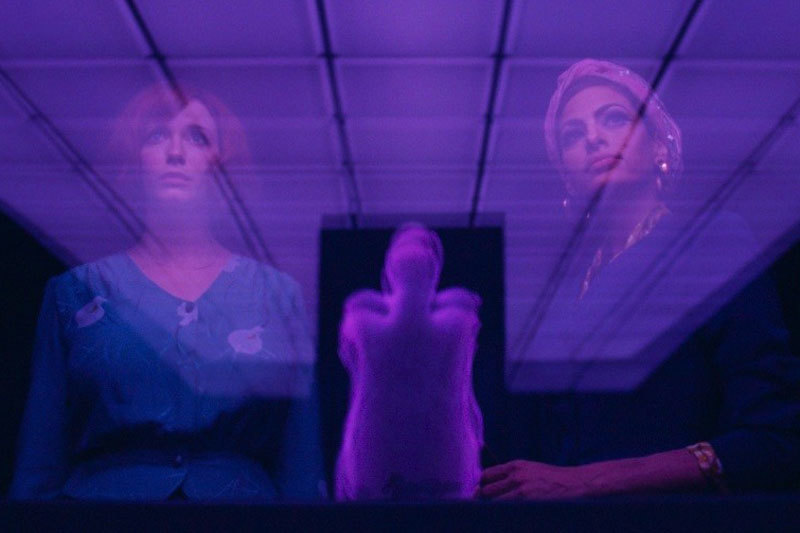 В этом кадре с Кристиной Хендрикс (слева) и Евой Мендес Гослинг копирует Николаса Виндинга Рёфна, у которого недавно снимался