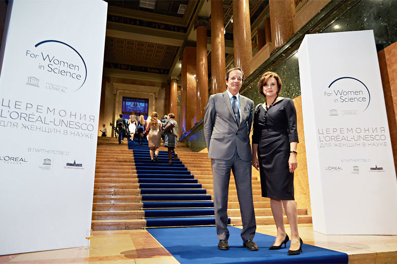 Жорж Шишманов, генеральный секретарь L’Oréal, и Светлана Сорокина, ведущая церемонии награждения L’Orеal-UNESCO 2014 г.
