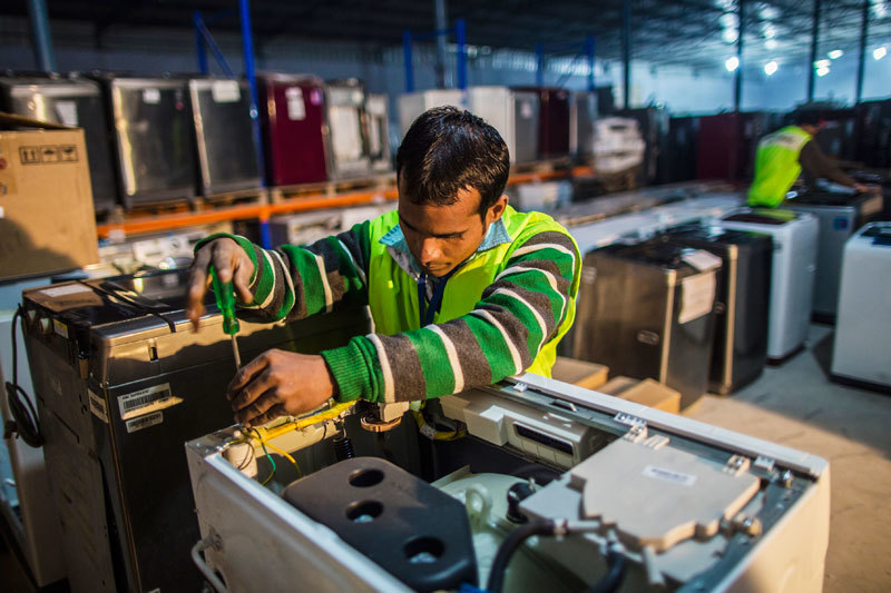 Стагнация зарплат и инфляция заставляют американцев выполнять самостоятельно те домашние работы, которые раньше поручали мастерам