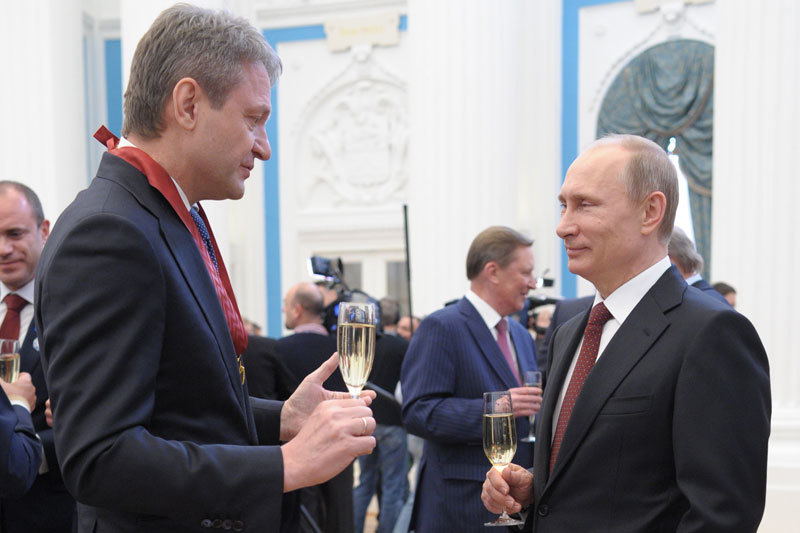 Александр Ткачев (слева) все еще нужен Владимиру Путину