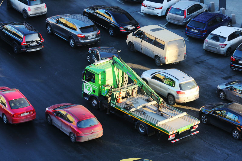 Смягчение правил эвакуации неправильно припаркованных автомобилей, предлагаемое депутатом Госдумы Вячеславом Лысаковым, не нравится мэрам городов-миллионников