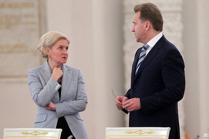 Подопечные Игоря Шувалова (справа) оказались более убедительными, чем подопечные Ольги Голодец