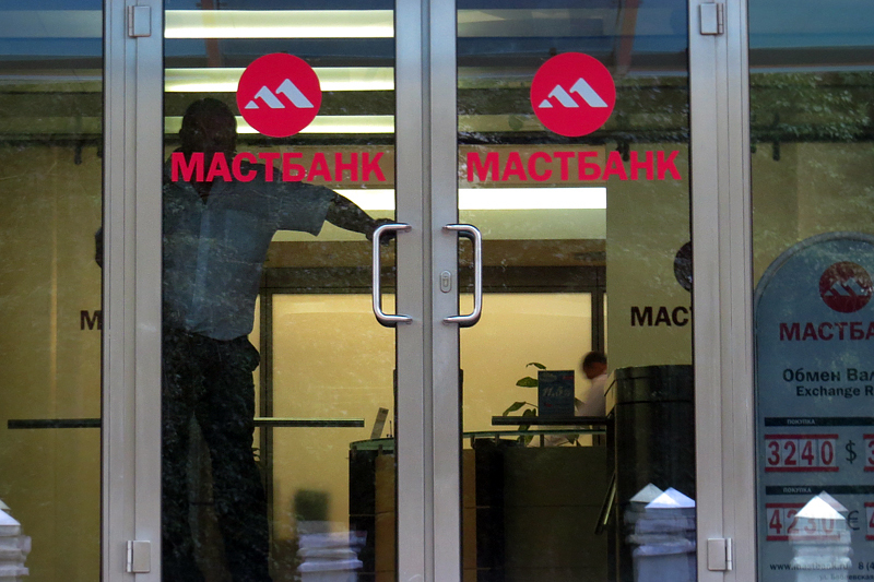 Маст-банк уведомил клиентов, что в настоящее время его руководство ведет переговоры о санации